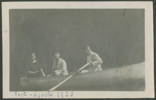 Ritratto di gruppo - Donna con due uomini su una barca - Genova: Pegli - Mare