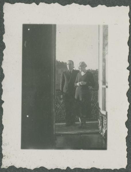 Ritratto di coppia - Marieda Di Stefano con uomo sul balcone - Torino - Casa