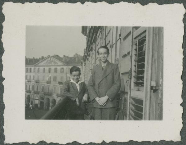 Ritratto maschile - Due ragazzi sul balcone - Torino - Casa - Palazzi