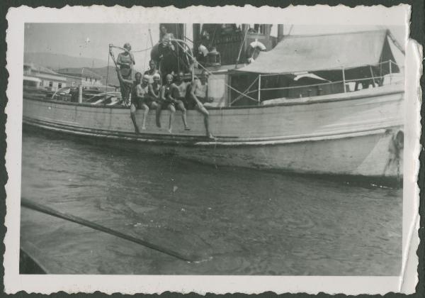 Ritratto di gruppo - Marieda Di Stefano con altre ragazze e ragazzi in costume da bagno su una barca - Albissola - Mare