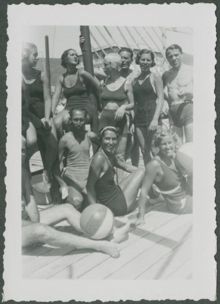 Ritratto di gruppo - Marieda Di Stefano con altre donne e uomini in costume da bagno con palloni - Alassio - Spiaggia - Stabilimento balneare