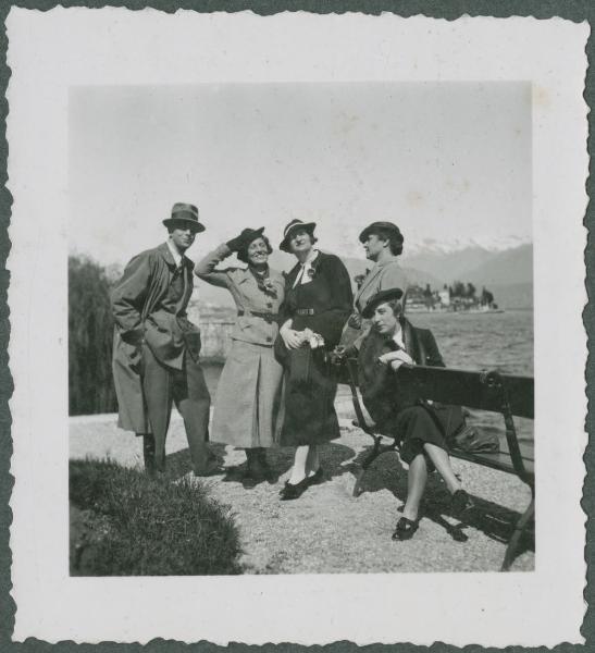 Ritratto di gruppo - Marieda Di Stefano con Mariuccia Mendini, Cesare Mendini e altre donne - Pasqua - Stresa - Lago Maggiore - Lungolago
