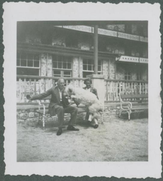 Braies - Albergo Pragser Wildsee - Esterno - Marieda Di Stefano e uomo seduti su una panchina con Misc-Misc, cane
