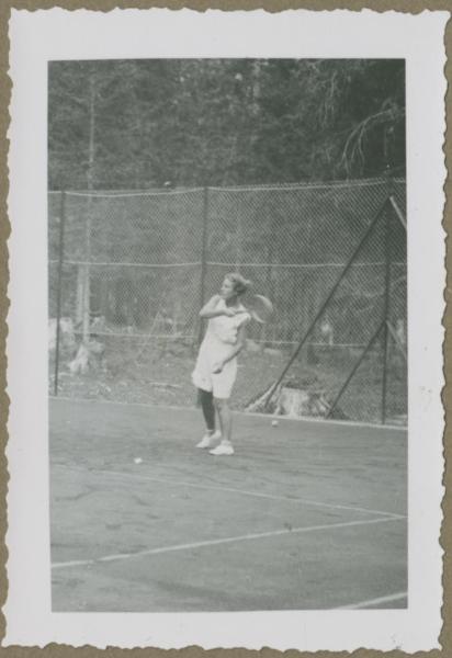 Ritratto femminile - Marieda Di Stefano con racchetta da tennis - Braies - Campo di tennis - Gioco, partita