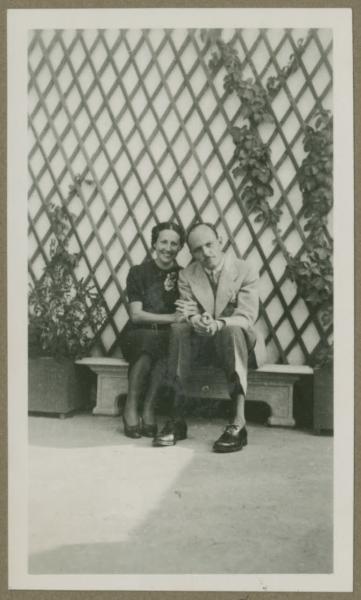 Ritratto di coppia - Leli Di Stefano con ragazzo seduti su una panghina - Brescia - Esterno - Terrazza