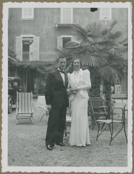Ritratto di coppia - Matrimonio - Margherita ed Henri sposi - Meina - Palazzo - Esterno - Cortile