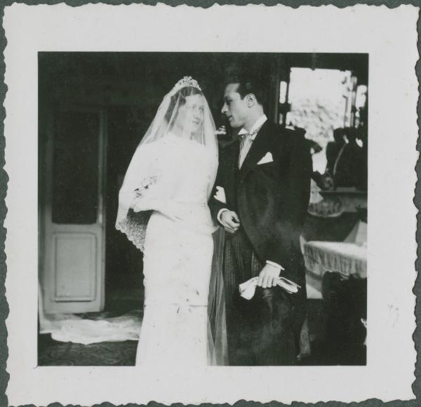 Ritratto di coppia - Matrimonio - Nozze Nastri Calvi - Netta con il marito, sposi - Abito da sposa - Interno - Stanza