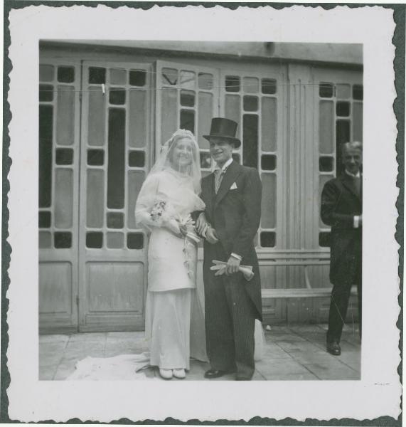 Ritratto di coppia - Matrimonio - Nozze Nastri Calvi - Netta con il marito, sposi - Abito da sposa - Esterno