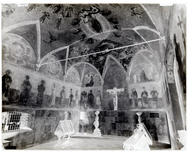 Milano - Castello Sforzesco - Cappella Ducale - affreschi - arredi sacri - crocifisso ligneo