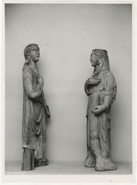 Due sculture in pietra