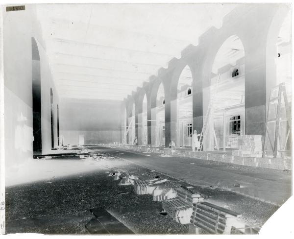 Milano - Castello Sforzesco - Rocchetta - Sala della Balla - Lavori in corso per restauro Beltrami (1893-1900) - Uomo con bombetta (ingenger Campioni?) e operaio sulla destra