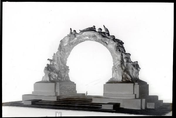 Milano - Palazzo della Permanente - esposizione - Concorso per il monumento ai caduti di Milano - bozzetto n.41 - scultore Orazio Grossoni di Milano