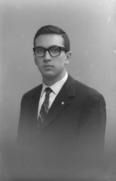 Ritratto maschile - giovane con gli occhiali.
