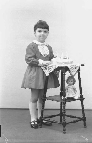 Ritratto femminile - bambina con bambola. Compleanno.