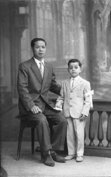 Ritratto di coppia - bambino e adulto cinese. Prima Comunione.