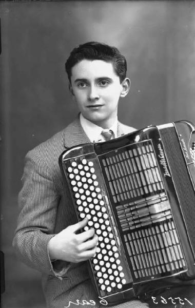 Ritratto maschile - giovane - suonatore di fisarmonica.