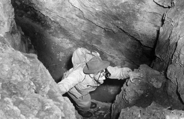Speleologo all'interno delle grotte di Niedleloch