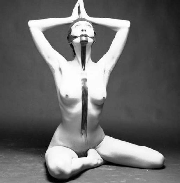 Ritratto femminile - Giovane - Modella nuda con cuffia nera in testa e linea nera dipinta sul corpo. Patrizia