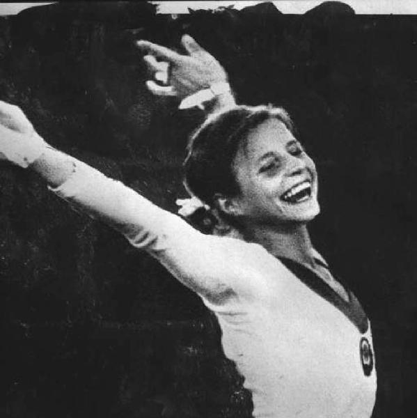 Riproduzione di un servizio fotografico pubblicato su un epriodico - la ginnasta Olga Korbut sorridente alla fine di un esercizio