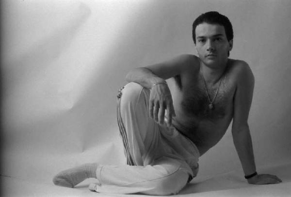 Ritratto maschile - giovane - modello a torso nudo seduto a terra