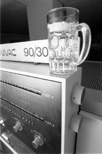 Amplificatore audio Univac 90/30 e boccale di birra
