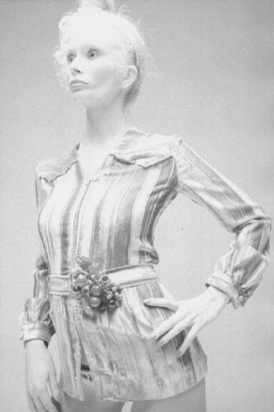 Ritratto femminile - modella indossa camicia a righe