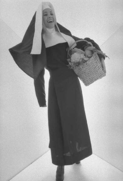 Ritratto femminile - giovane - modella vestita da suora con cesta di verdura. Lucy