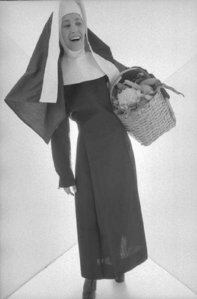Ritratto femminile - giovane - modella vestita da suora con cesta di verdura. Lucy