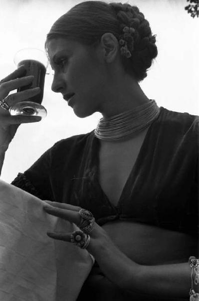 Ritratto femminile - indossa collana girocollo a più fili e numerosi anelli
