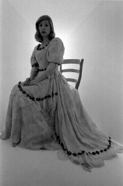 Ritratto femminile - modella seduta su una sedia, indossa abito a balze. Vanessa