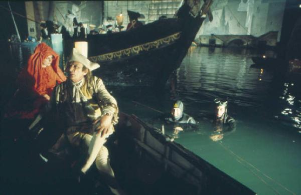 Set cinematografico del film "Il Casanova" - regia di Federico Fellini. Ripresa notturna - gondole e sommozzatori in acqua
