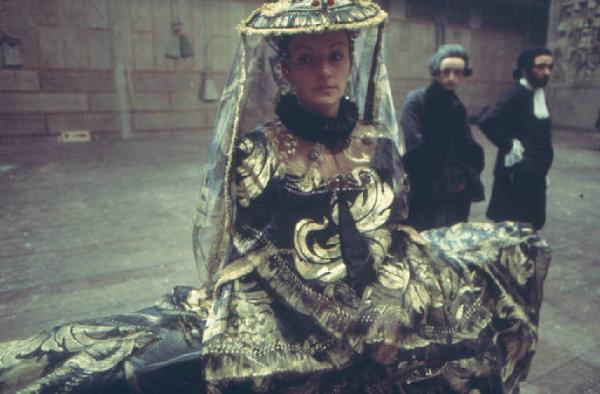 Set cinematografico del film "Il Casanova" - regia di Federico Fellini. Attrice in costume