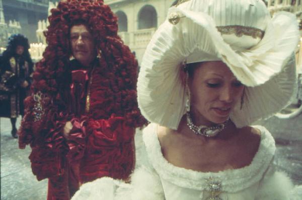 Set cinematografico del film "Il Casanova" - regia di Federico Fellini. Attori in costume