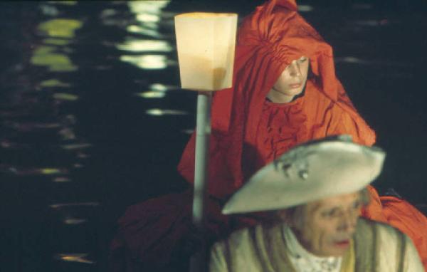 Set cinematografico del film "Il Casanova" - regia di Federico Fellini. Una comparsa in costume