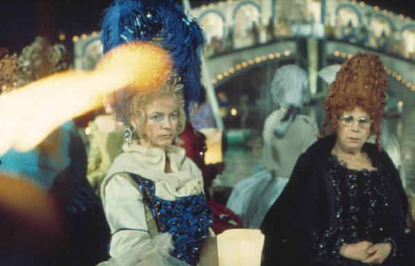 Set cinematografico del film "Il Casanova" - regia di Federico Fellini. Due comparse in costume durante una scena notturna