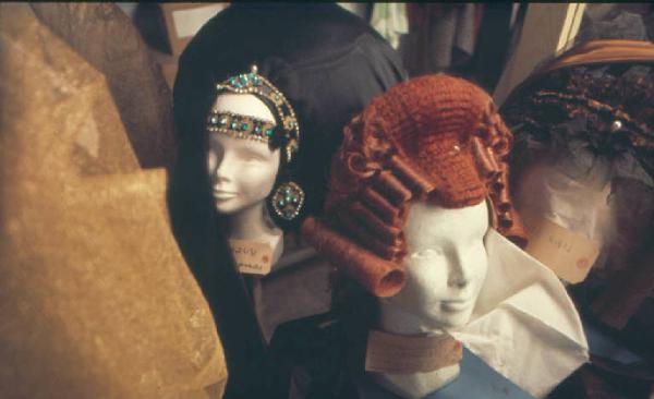Set cinematografico del film "Il Casanova" - regia di Federico Fellini. Teste di manichini con parrucche di scena
