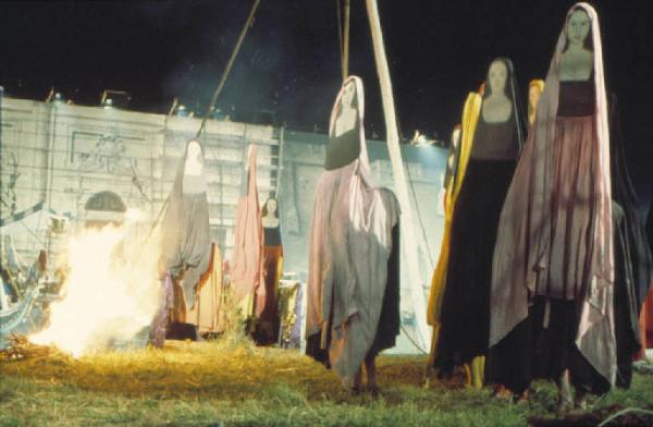 Set cinematografico del film "Il Casanova" - regia di Federico Fellini. I manichini di una scenografia durante una scena notturna
