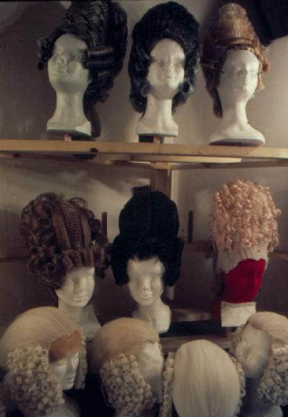 Set cinematografico del film "Il Casanova" - regia di Federico Fellini. Teste di manichini con parrucche