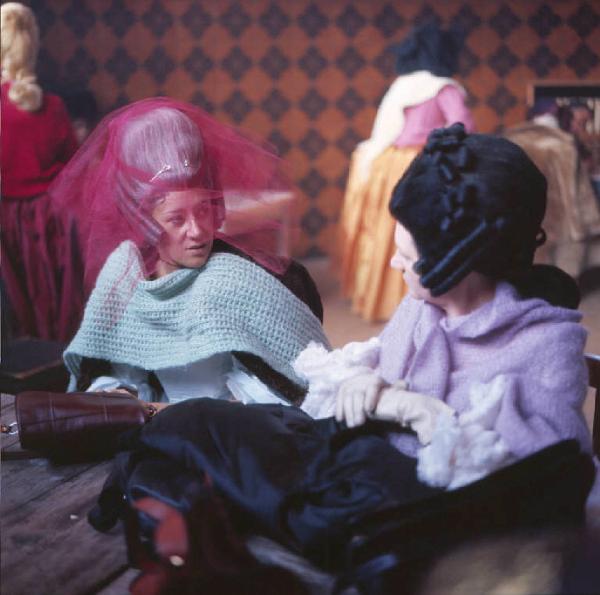 Set cinematografico del film "Il Casanova" - regia di Federico Fellini. Attrici in costume durante una pausa