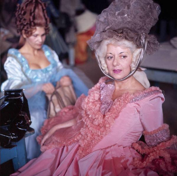 Set cinematografico del film "Il Casanova" - regia di Federico Fellini. Attrici in costume durante una pausa