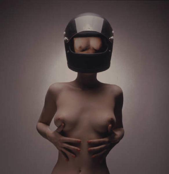 Ritratto femminile - modella in topless con casco integrale