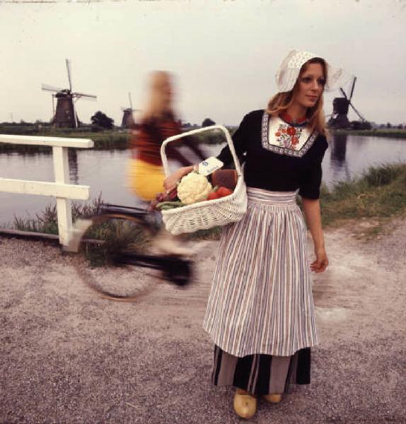 Ritratto femminile - modella vestita da olandese in uno scenario campestre