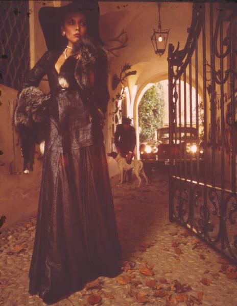 Campagna Ferrero Rocher - donna elegante all'uscita di una villa con auto d'epoca e maggiordomo