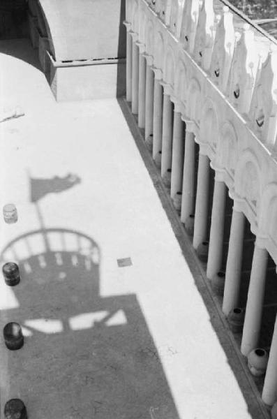 Prima Mostra Triennale delle Terre Italiane d'oltremare - padiglione delle Repubbliche Marinare - fondaco veneziano - colonnato e ombra della galea di Marco Querini - visione dall'alto