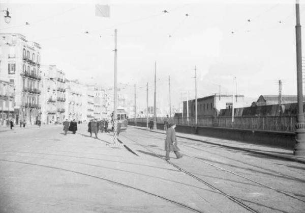 Viaggio verso l'Africa. Napoli - rione Portici - strada con i binari del tram - palazzi