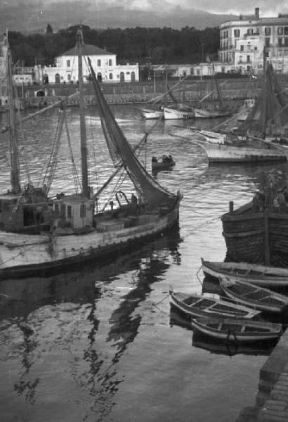 Viaggio verso l'Africa. Porto di Napoli - imbarcazioni mercantili a vela ormeggiate in banchina