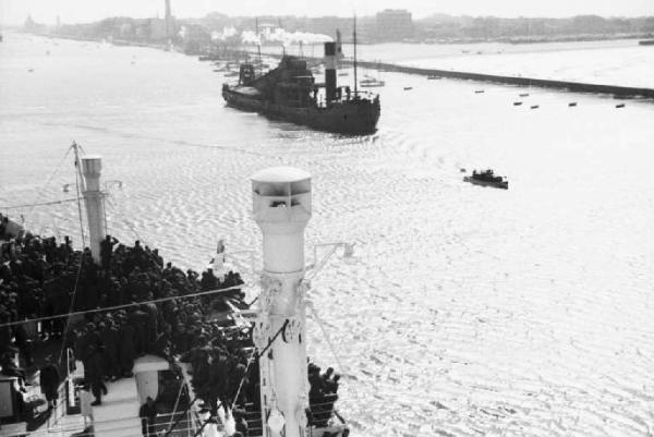Viaggio in Africa. Porto Said - ingresso del Canale di Suez - il ponte del piroscafo "Vulcania" affollato di militari - nave mercantile