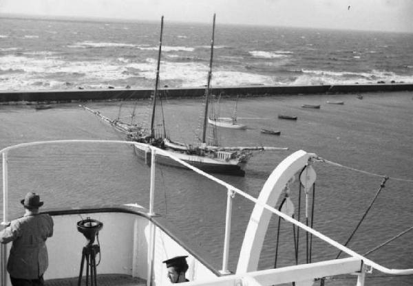 Viaggio in Africa. Porto Said - ingresso del Canale di Suez - diga foranea - veliero ancorato - cassero del piroscafo "Vulcania"