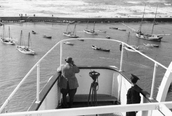 Viaggio in Africa. Porto Said - ingresso del Canale di Suez - diga foranea - imbarcazioni ancorate - cassero del piroscafo "Vulcania"