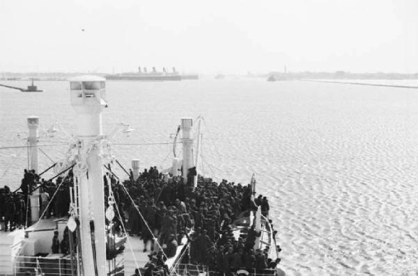 Viaggio in Africa. Porto Said - ingresso del Canale di Suez - il ponte del piroscafo "Vulcania" affollato di militari